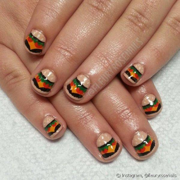 Inspirada em hamburgueres, a nail artist apostou em uma decoração lúdica e divertida